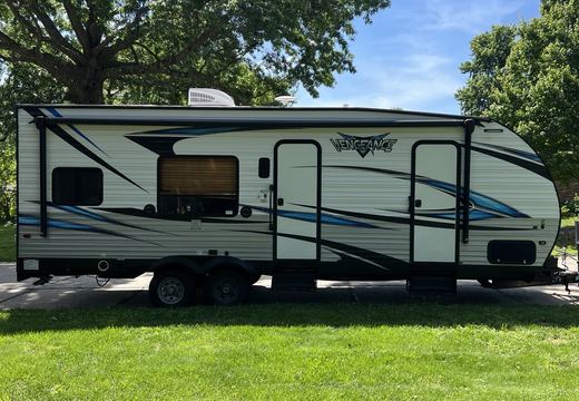 2018 Vengeance 25V toy hauler photo 6