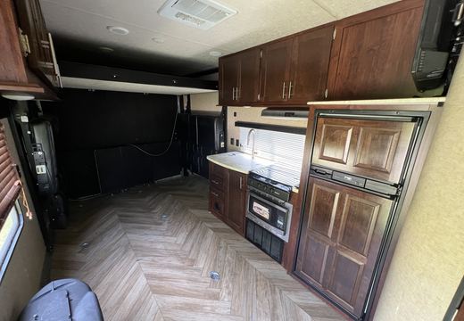 2018 Vengeance 25V toy hauler photo 11